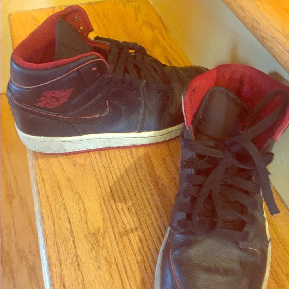 Nike black red high top basketball shoes